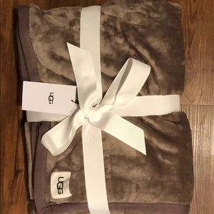 Ugg duffels throw II in color sygr. Brand new